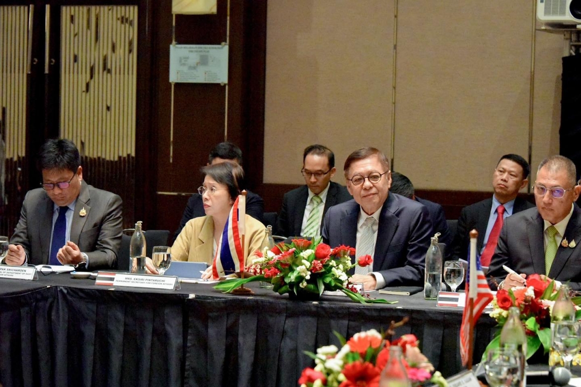 Bộ trưởng Ngoại giao Thái Lan Sihasak Phuangketkeow và đoàn đại biểu Thái Lan tại cuộc tham vấn 4 bên hôm 12/10 tại Kuala Lumpur, Malaysia. Ảnh: MFA Thái Lan