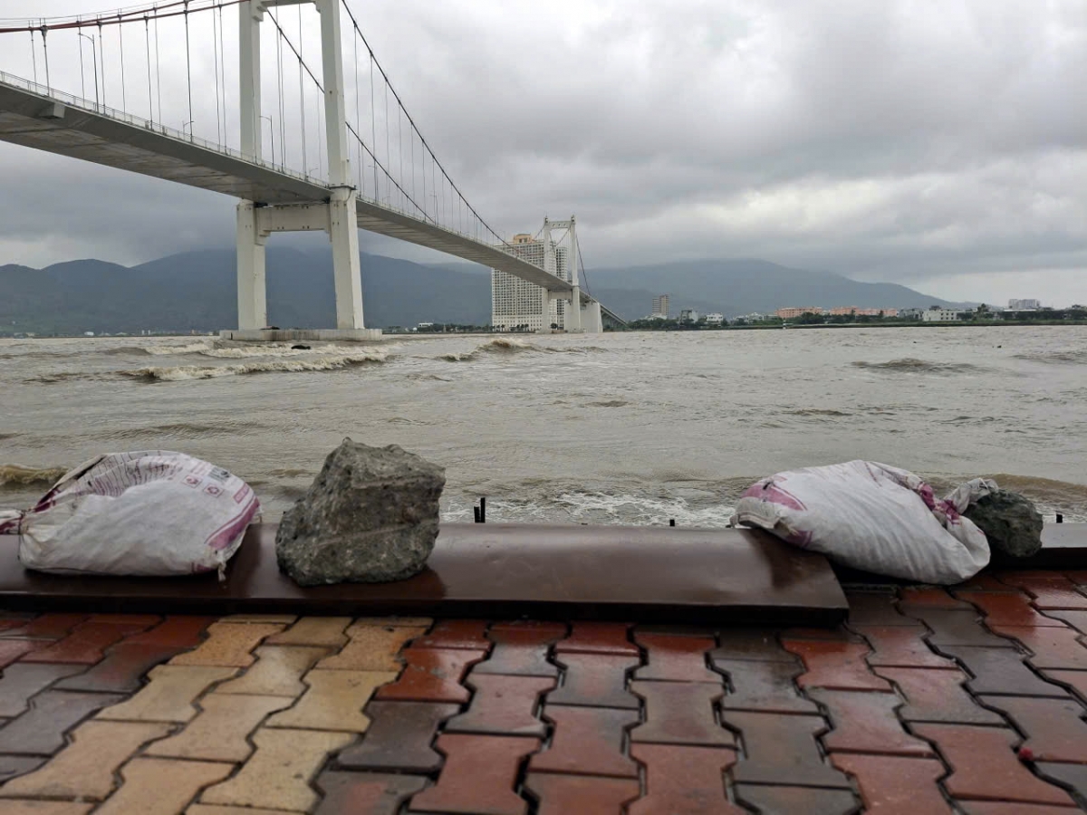 Đơn vị chức năng dùng bao tải đựng cát, đá ngăn nước, hạn chế sóng đánh vào hành lang đi bộ đường Như Nguyệt, TP. Đà Nẵng