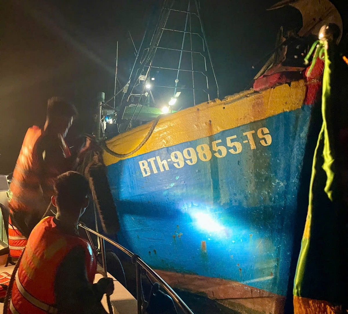 Tàu cá bị phát hiện, bắt quả tang khi đang thực hiện hành vi khai thác hải sản bằng lưới kéo đôi (giã cào bay) sai tuyến quy định. (Ảnh: B.Đ.B.P)