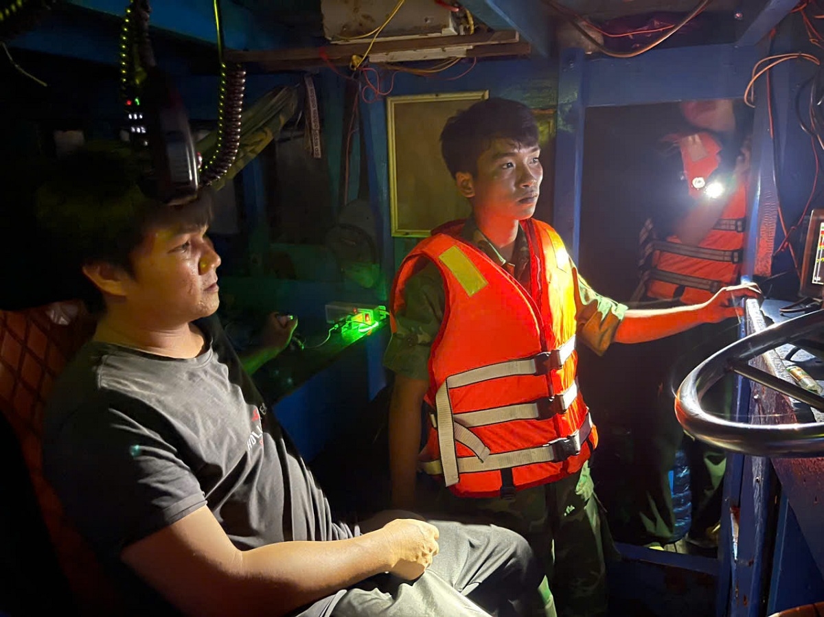 Lực lượng biên phòng tiếp cận phương tiện và tiến hành lập biên bản. Ảnh: B.Đ.B.P