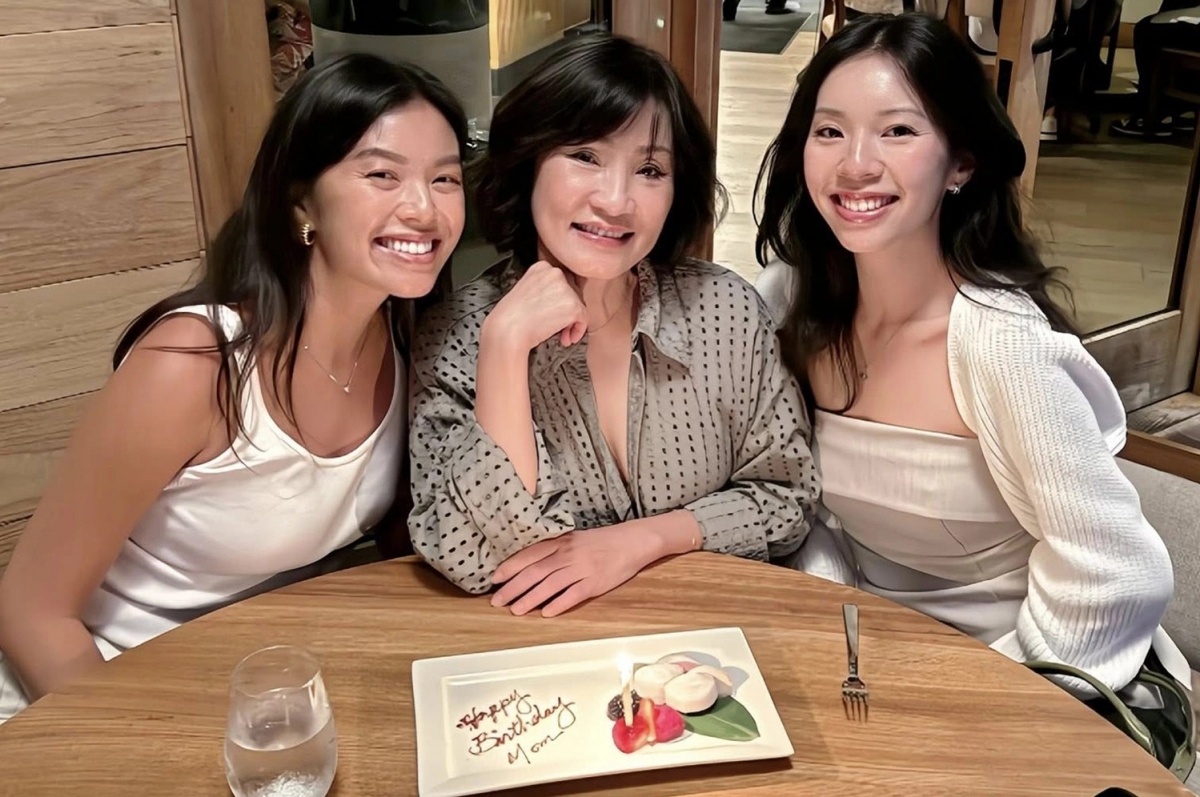 Nghệ sĩ Hồng Đào quây quần đón tuổi mới bên hai 'công chúa' ở Mỹ.