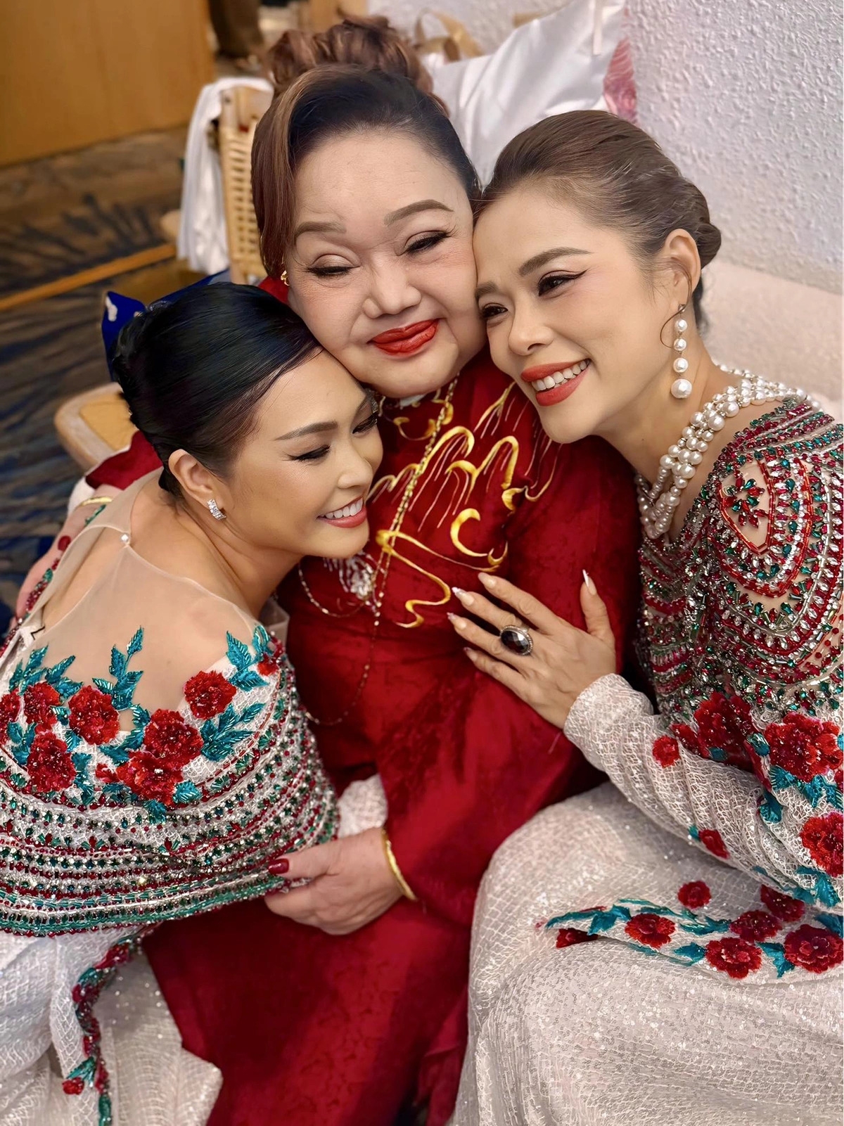 Phương Thanh, Mỹ Lệ 'nũng nịu' nghệ sĩ Ngọc Giàu trong hậu trường một show thời trang.