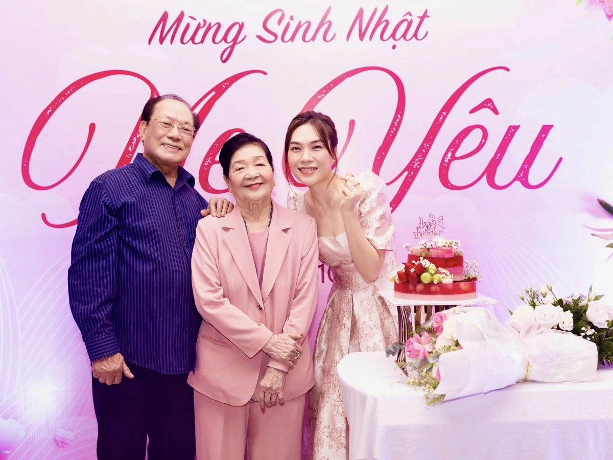Ca sĩ Mỹ Tâm nhắn gửi đấng sinh thành: "Mừng sinh nhật mẹ yêu thương của con. Cầu mong năm nào con và các anh chị cũng được tổ chức sinh nhật cho ba mẹ. Ba mẹ luôn khỏe mạnh, vui vẻ là niềm hạnh phúc lớn nhất đời con".
