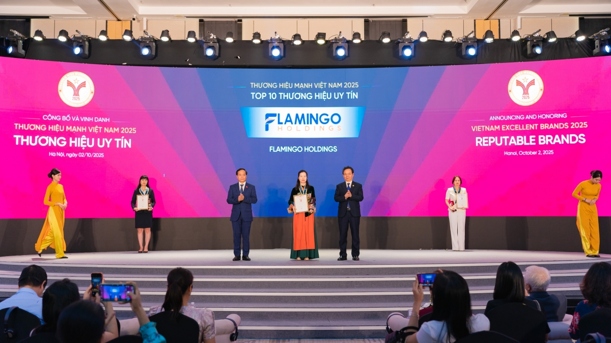 Đại diện tập đoàn Flamingo nhận danh hiệu top 10 thương hiệu uy tín 2025