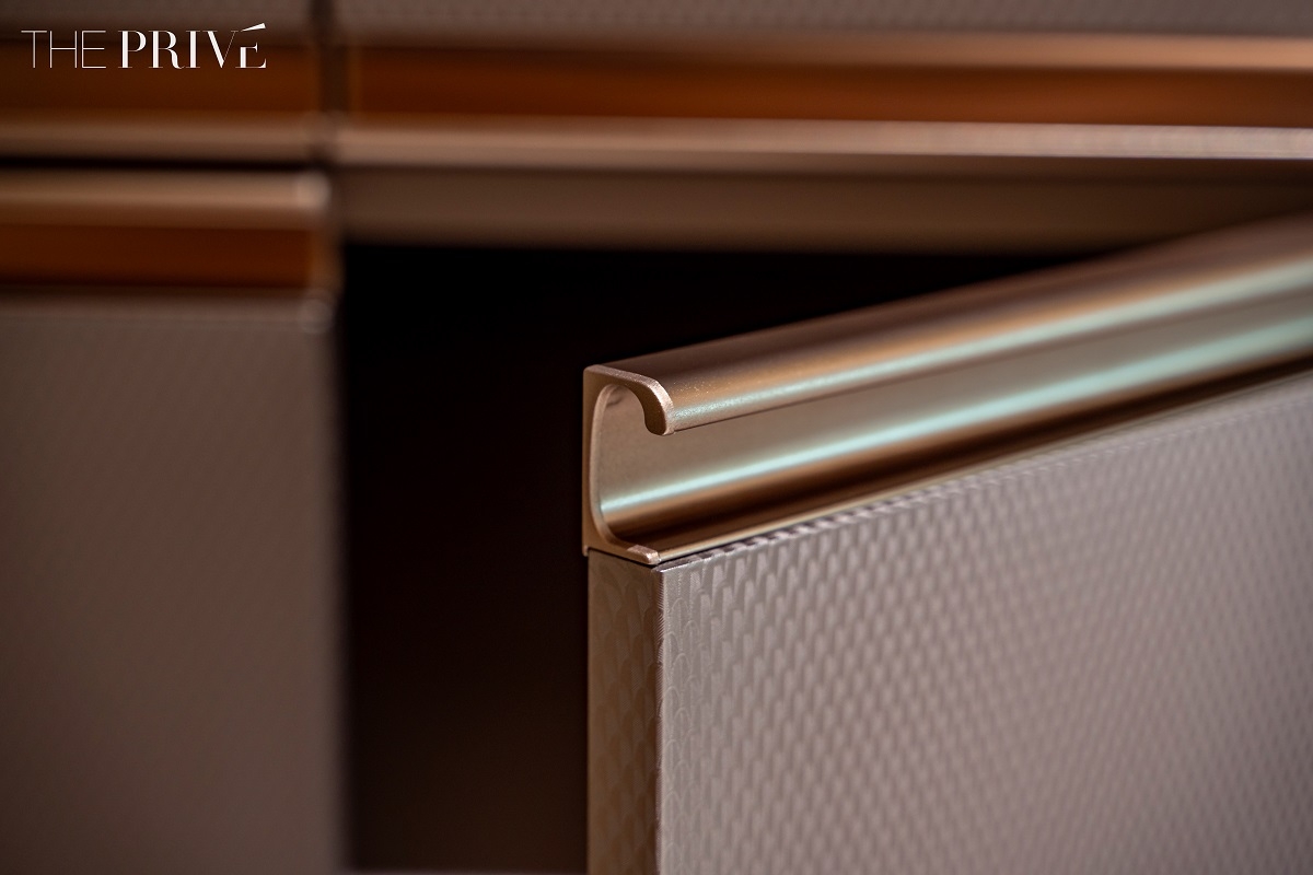 Phần bo tròn mềm mại ở mép tay cầm giúp việc thao tác tự nhiên, hạn chế va chạm - thể hiện rõ tinh thần thiết kế tinh xảo và chuẩn mực của dòng sản phẩm hạng sang