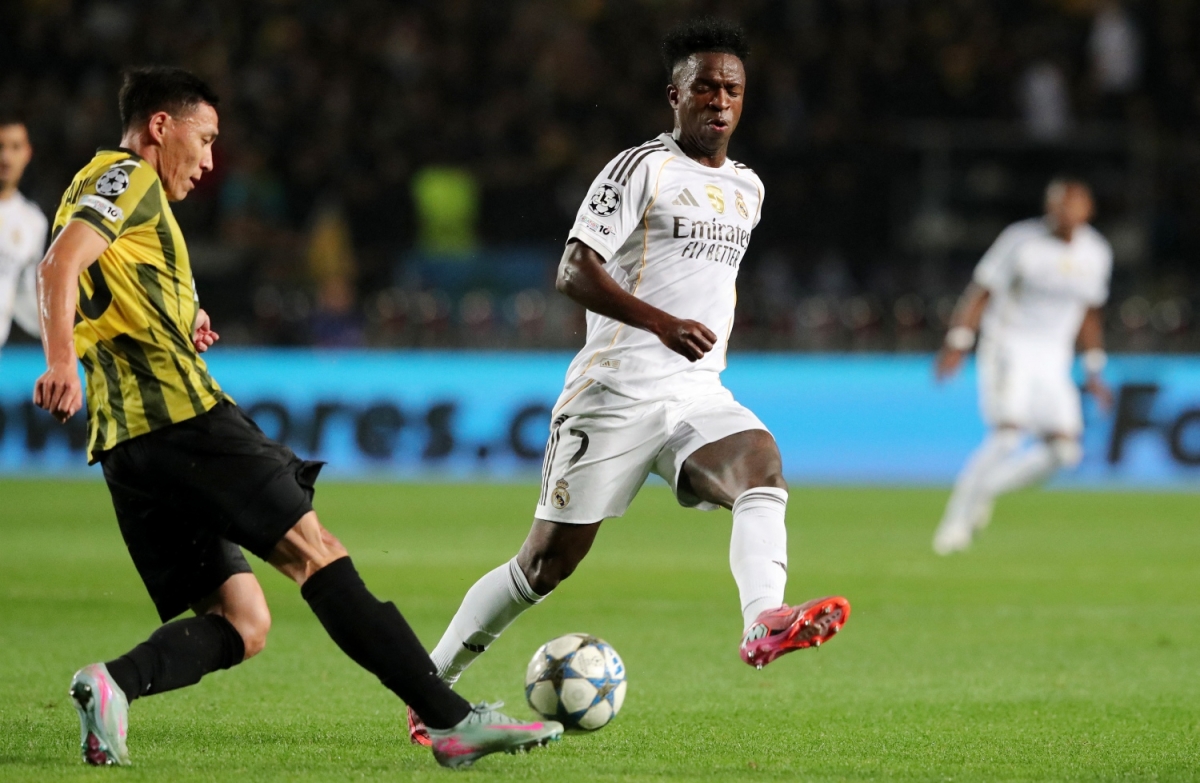 Real Madrid đang tạo ra sức ép lớn lên phần sân của Kairat (Ảnh: Reuters).