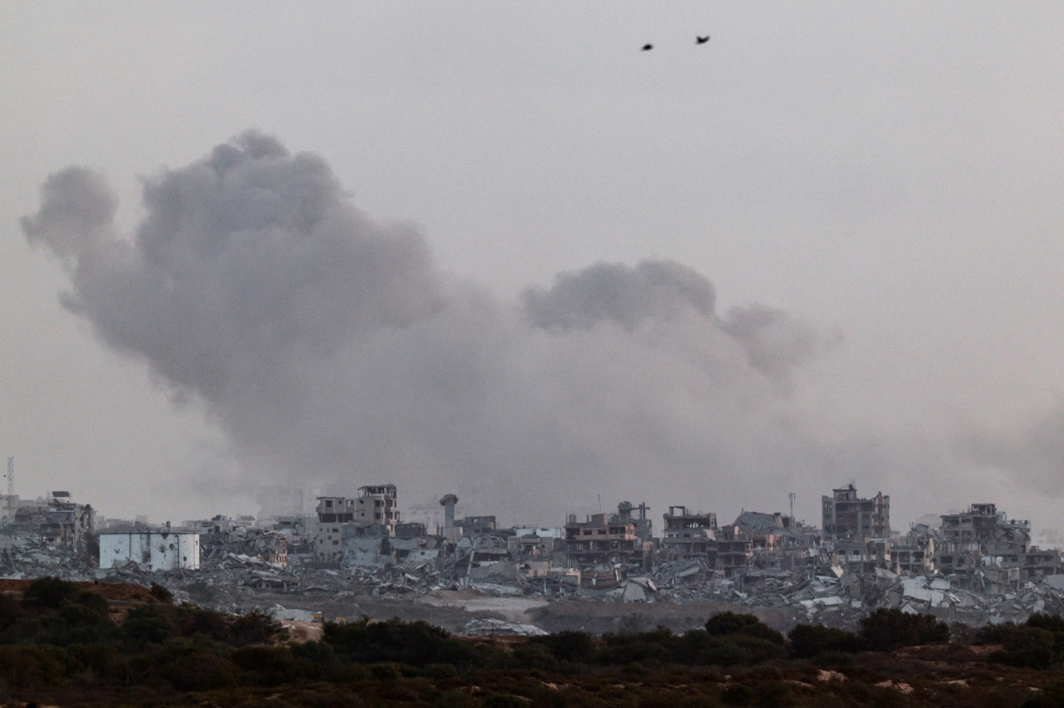 Khói bốc lên từ Gaza sau một vụ nổ. Ảnh: Reuters