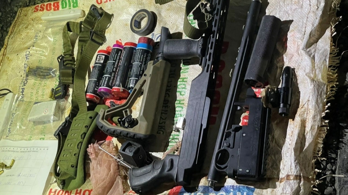 Hung khí thu giữ sau khi bắt đối tượng (Ảnh: Công an cung cấp)