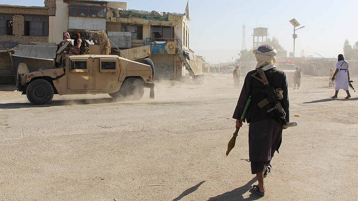 Các tay súng của lực lượng Taliban tại Afghanistan đi tuần tra dọc biên giới với Pakistan tại thị trấng Spin Boldak, tỉnh Kandahar Province ngày 15/10. (Ảnh: Reuters)