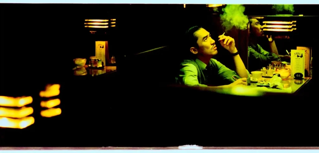 Một ánh nhìn qua làn khói thuốc – biểu tượng của ký ức và nỗi buồn không tên. (Ảnh: Jet Tone Films)