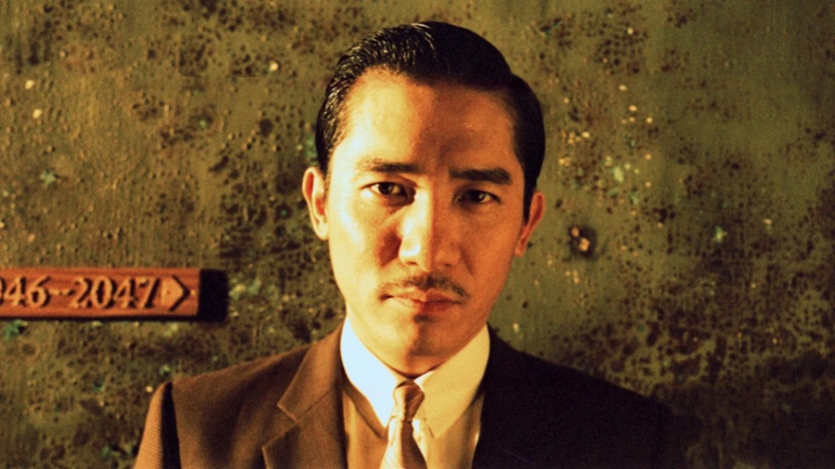 Đôi mắt trầm tư là thứ “vũ khí” khiến Lương Triều Vỹ khác biệt. (Ảnh: Jet Tone Films)