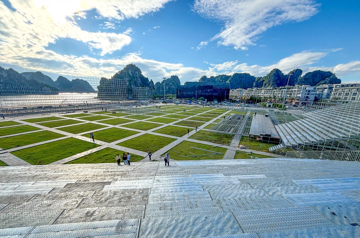 Sân khấu đang được dựng tại Quảng trường 30/10 nhìn ra vịnh Hạ Long, quy mô 13.000 ghế ngồi và 17.000 chỗ đứng, sân khấu cao 34m, dài 120m.