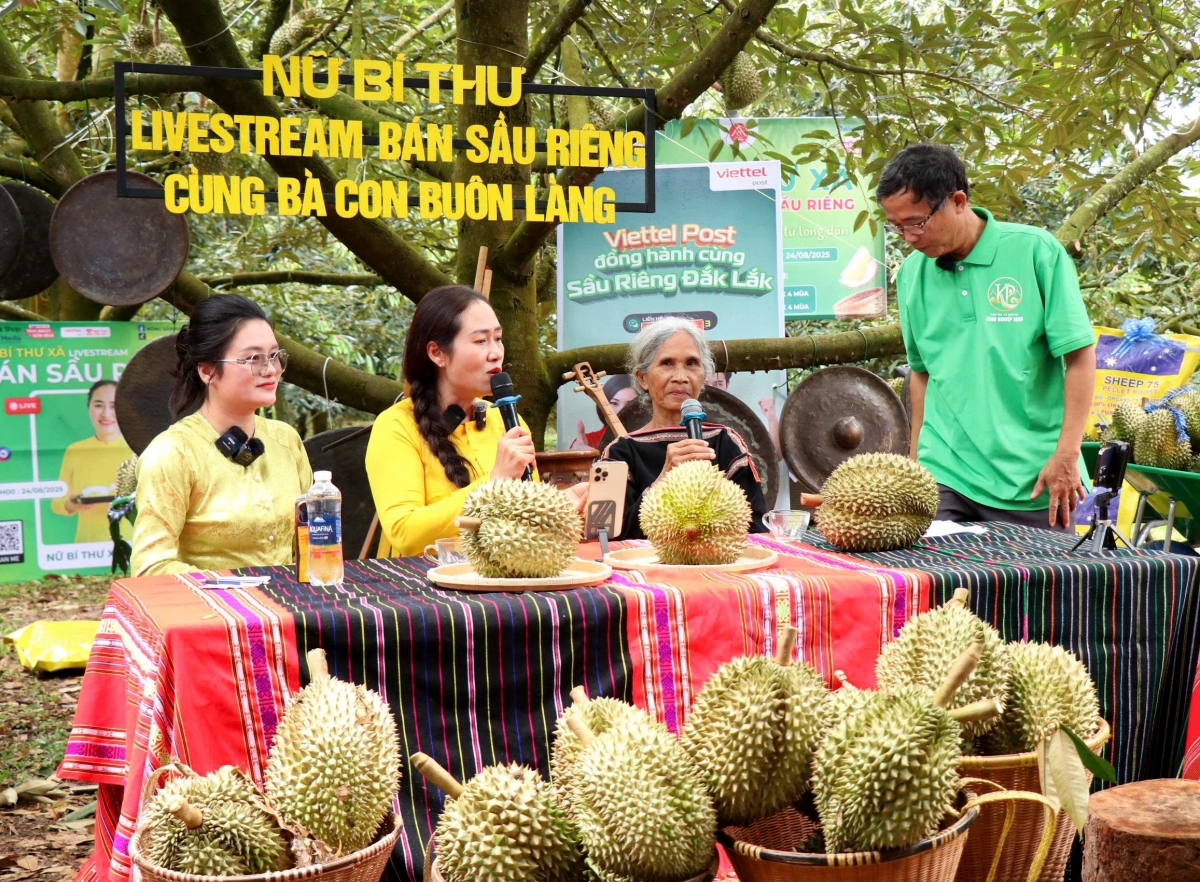 Với những việc làm cụ thể, công nghệ số, thương mại điện tử đang từng bước đi vào đời sống sản xuất nông nghiệp ở các buôn làng tại Đắk Lắk