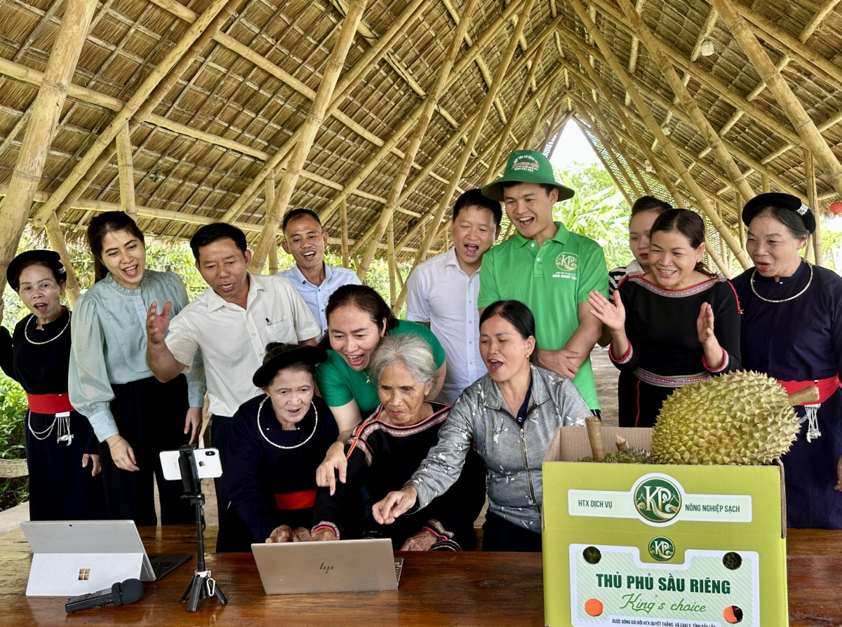 Những đơn hàng nối tiếp nhau, những lời nhắn gửi, “thả tim” từ khách hàng hiện lên trên màn hình khiến bà con không khỏi thích thú
