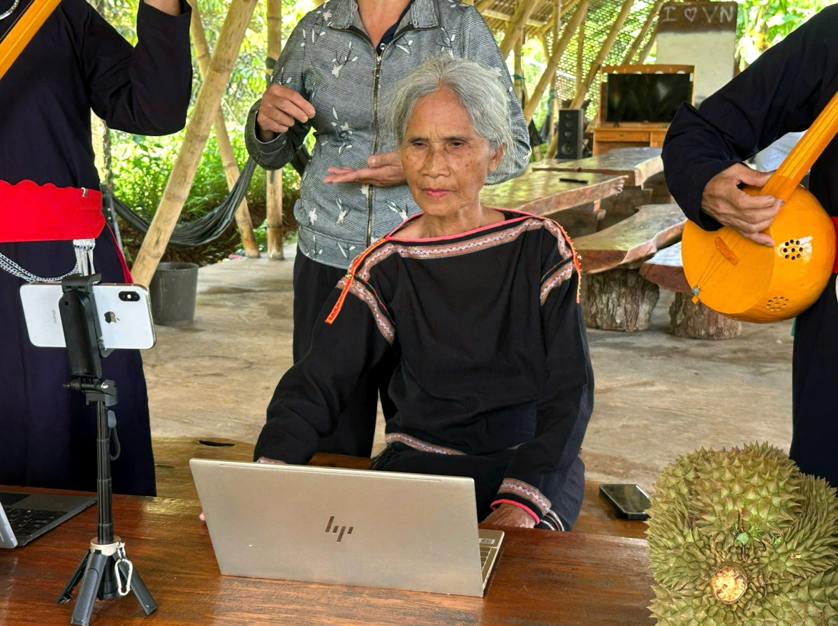 Bà H’Jih Kbuôr (mặc áo đen) lần đầu tiên trở thành “người bán hàng online”, tương tác trên sóng livestream.