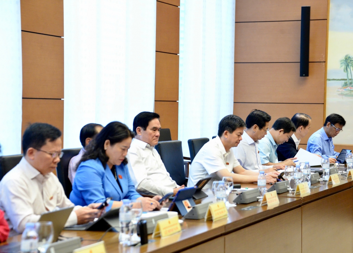 Các ĐBQH thảo luận tại tổ về Dự án Luật Hàng không dân dụng Việt Nam (sửa đổi)