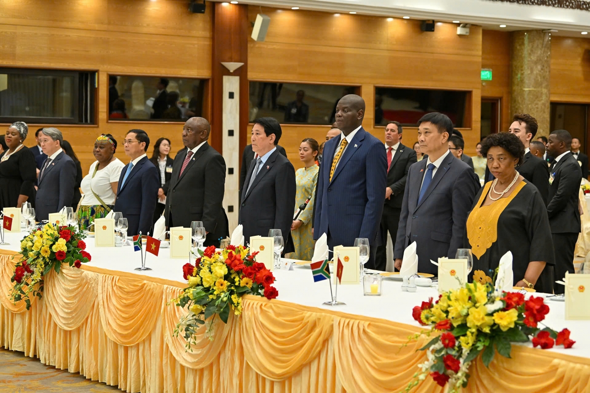 Các đại biểu dự chiêu đãi