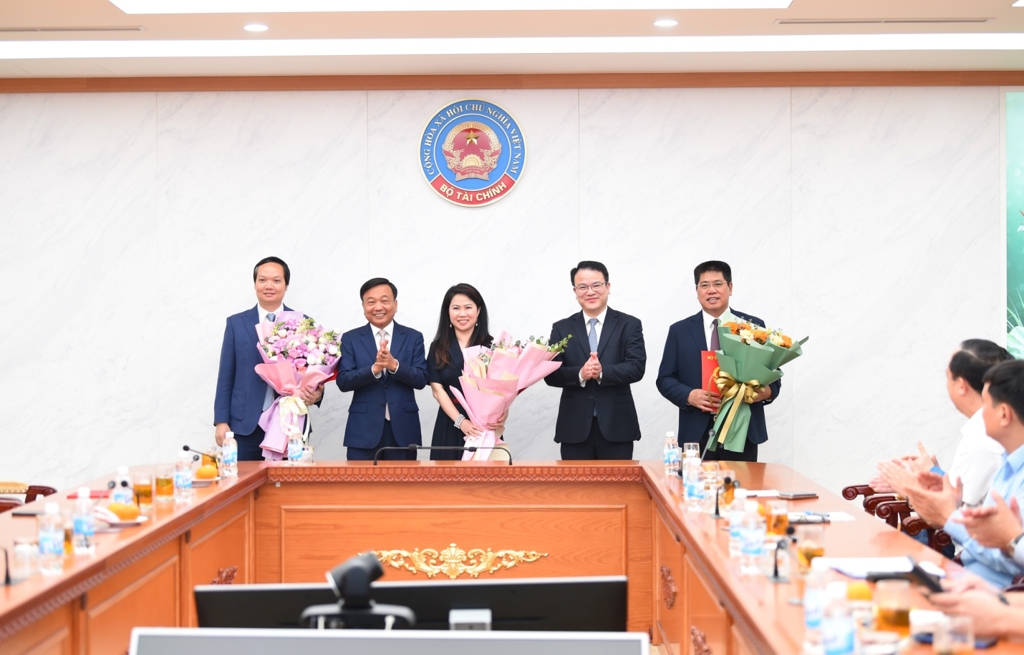 Thứ trưởng Bộ Tài chính và Thứ trưởng Bộ Xây dựng chúc mừng cán bộ mới được bổ nhiệm