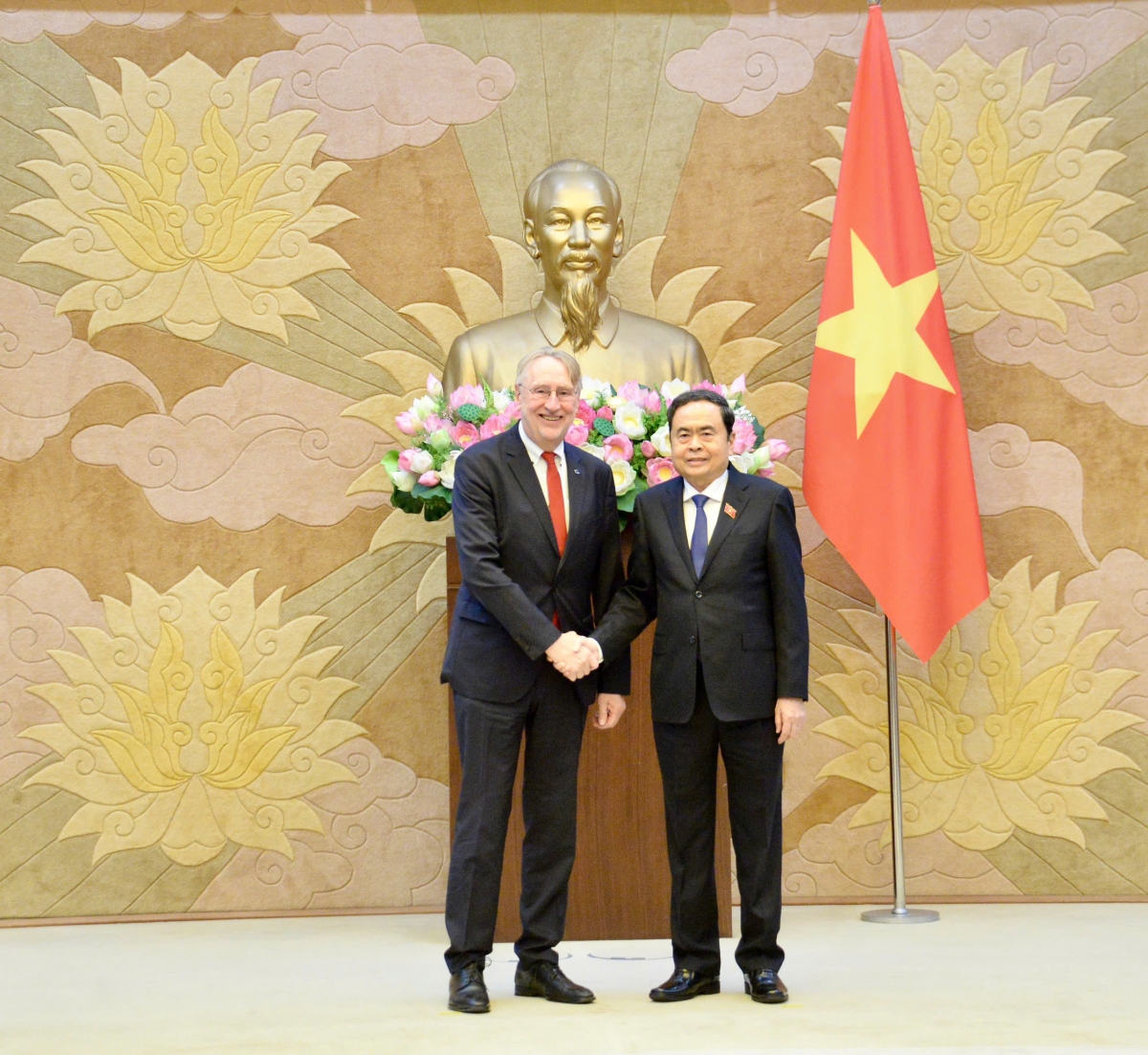 Chủ tịch Quốc hội Trần Thanh Mẫn chào đón Phó Chủ tịch Đảng Dân chủ Xã hội Đức Achim Post 