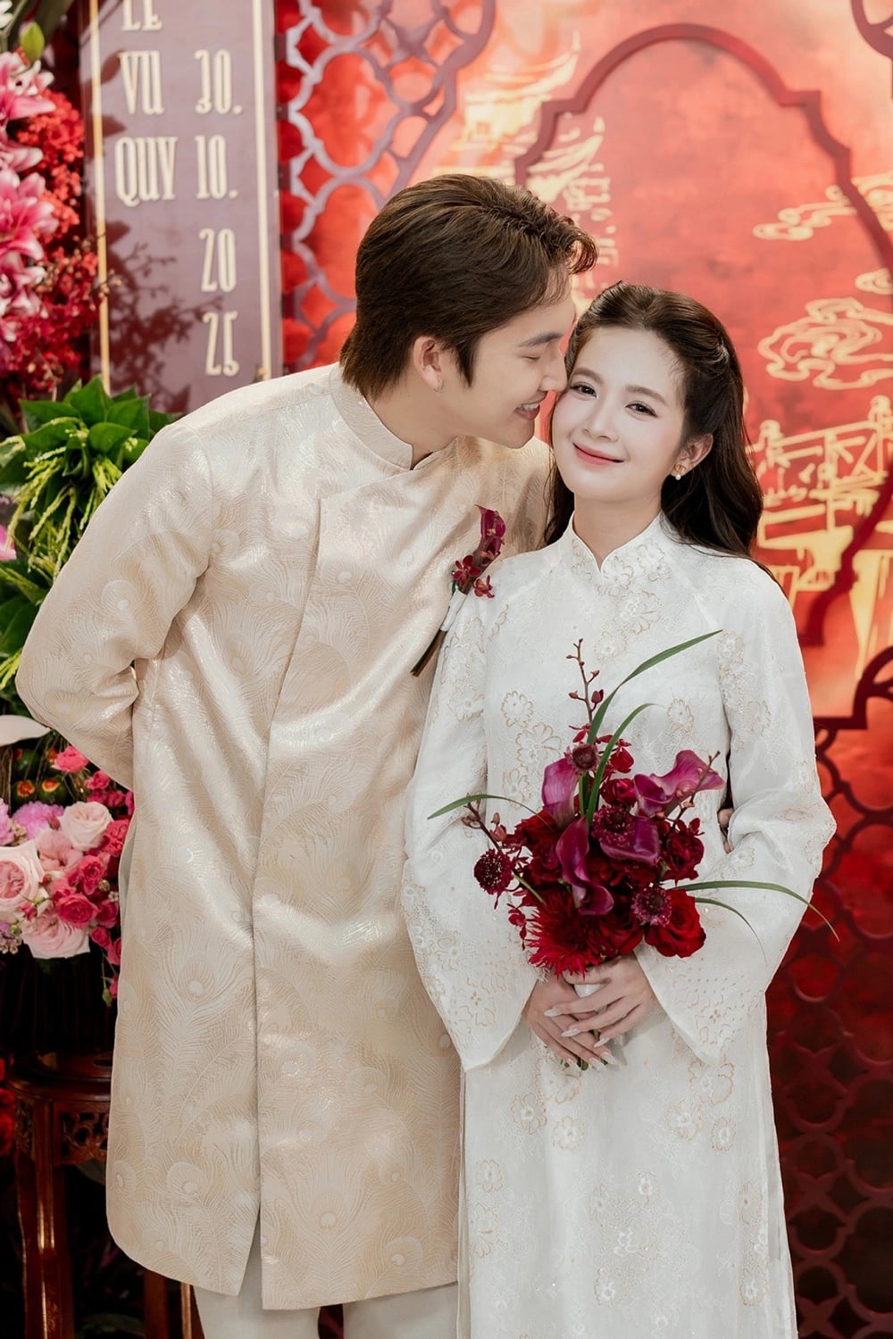 Sao Việt 31/10: Lễ ăn hỏi và lễ vu quy của Đình Tú - Ngọc Huyền diễn ra tại tư gia nhà gái sáng 30/10. Cặp diễn viên giờ vàng VTV chọn áo dài gấm màu đồng điệu khi làm cô dâu, chú rể. Đình Tú liên tục có cử chỉ tình tứ, thơm má vợ, trong khi Ngọc Huyền tỏ ra e ấp, ngại ngùng.