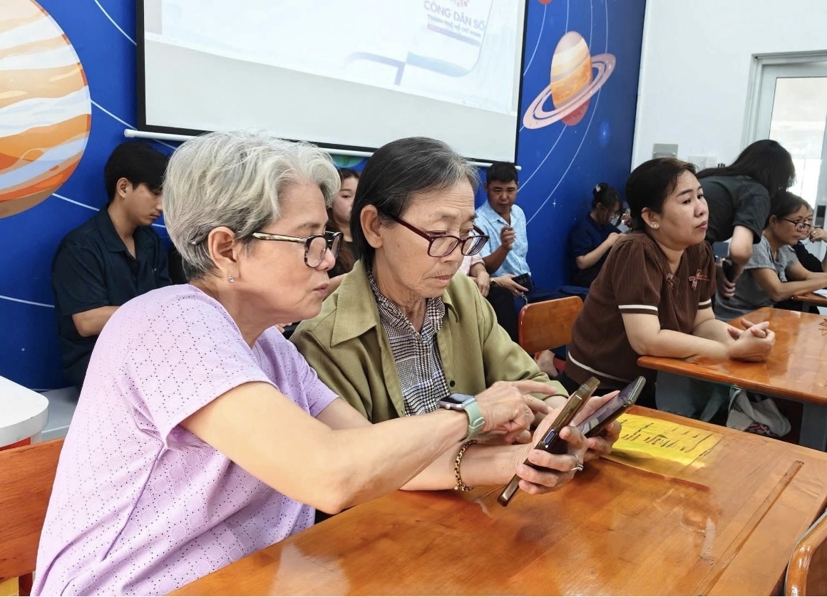 Phụ nữ phường Bình Thới tham gia các buổi hướng dẫn về tiếp cận và làm chủ kỹ năng số thiết yếu