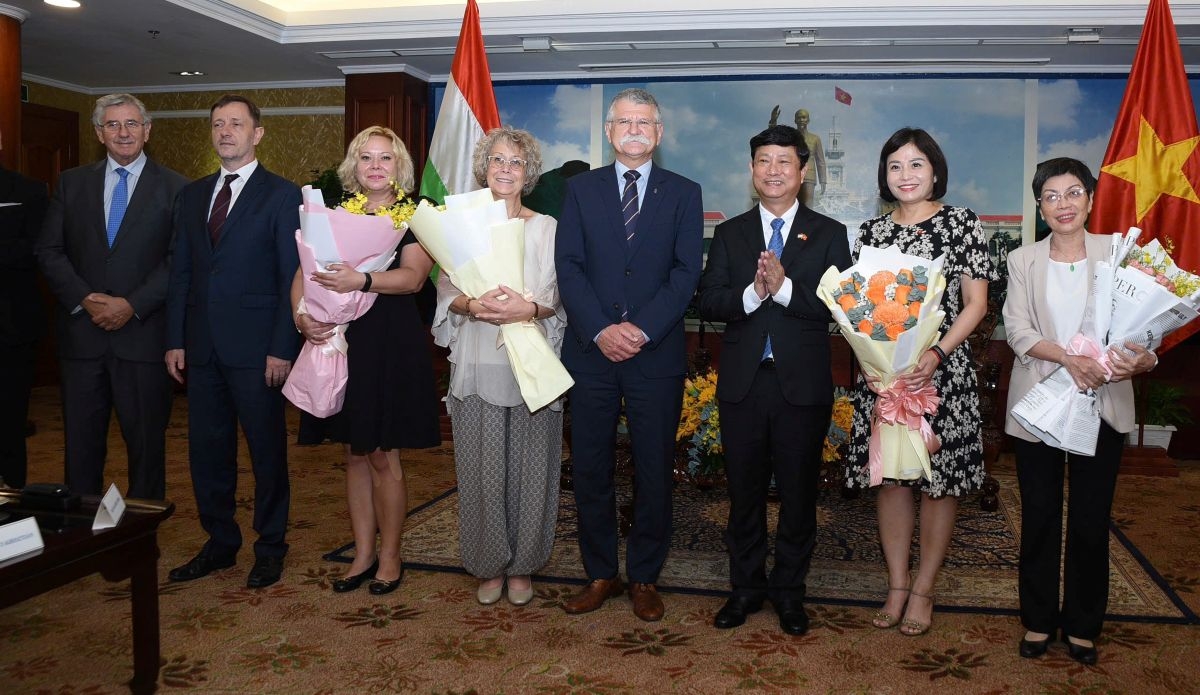 Ông Võ Văn Minh và ông Kover Laszlo trao hoa chúc mừng ngày Quốc tế Phụ nữ 20/10 cho đại biểu nữ dự buổi gặp mặt (ảnh: T.L)