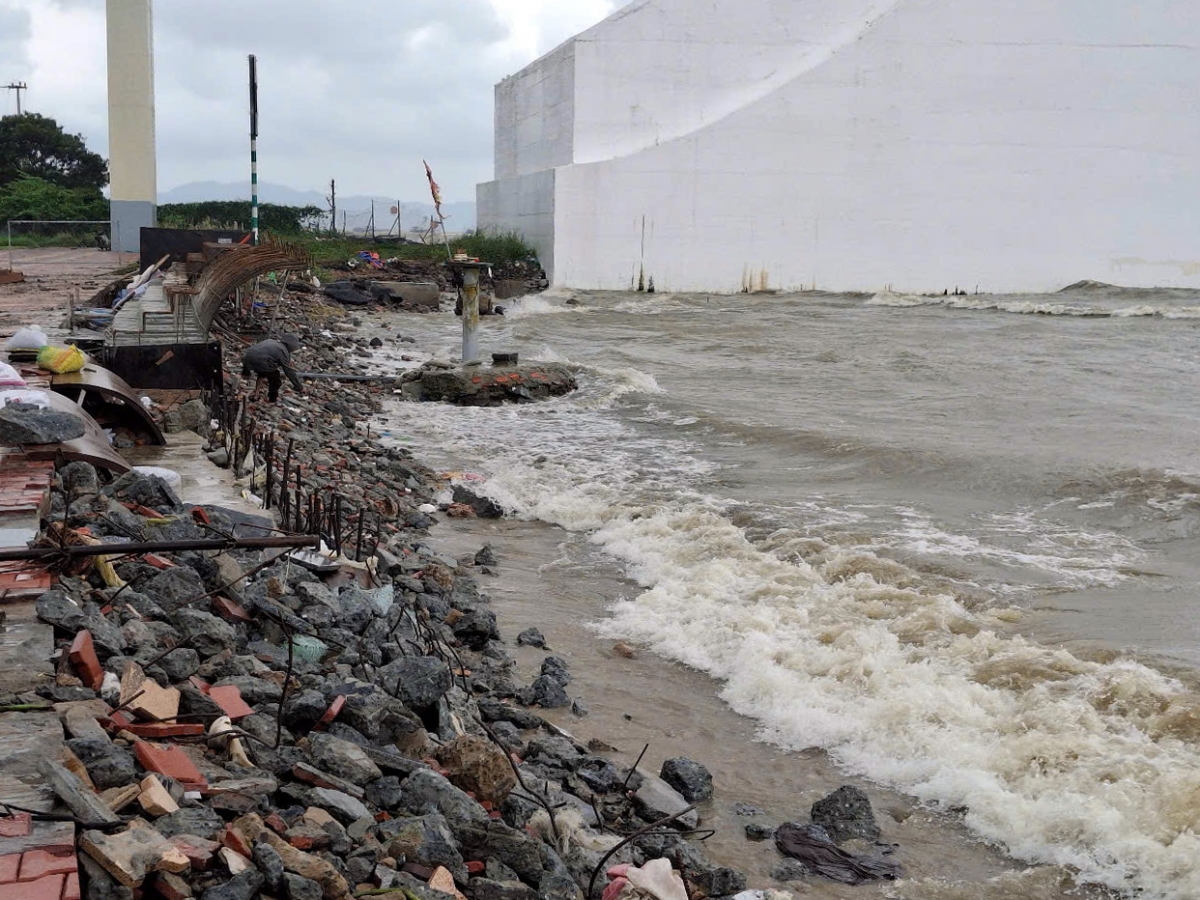 Kè chắn sóng đoạn cuối đường Như Nguyệt đang triển khai thi công