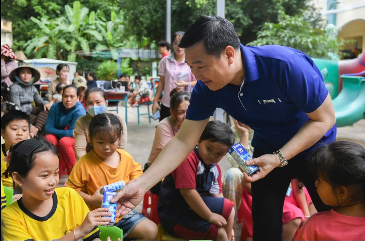 Các em đón nhận những món quà dinh dưỡng tốt lành từ Vinamilk trong mùa trăng.