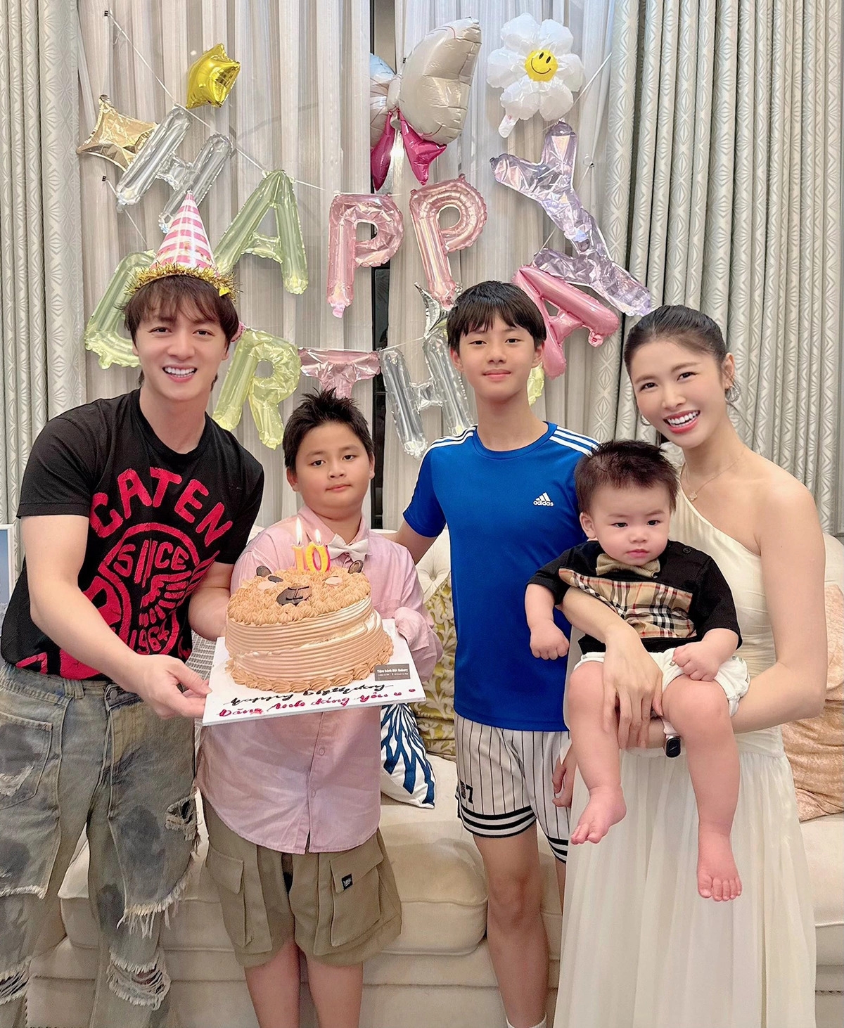 Gia đình Đăng Khôi quây quần mừng con thứ hai Đăng Anh tròn 10 tuổi.