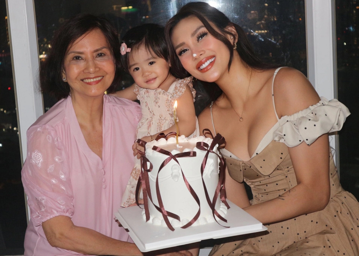 Võ Hoàng Yến nói hôm 29/10 là sinh nhật cô. Người đẹp chỉ làm tiệc kỷ niệm đơn giản tại nhà, bên người thân. Mẹ ruột gần 80 tuổi cùng con gái quây quần mừng tuổi mới với Võ Hoàng Yến.