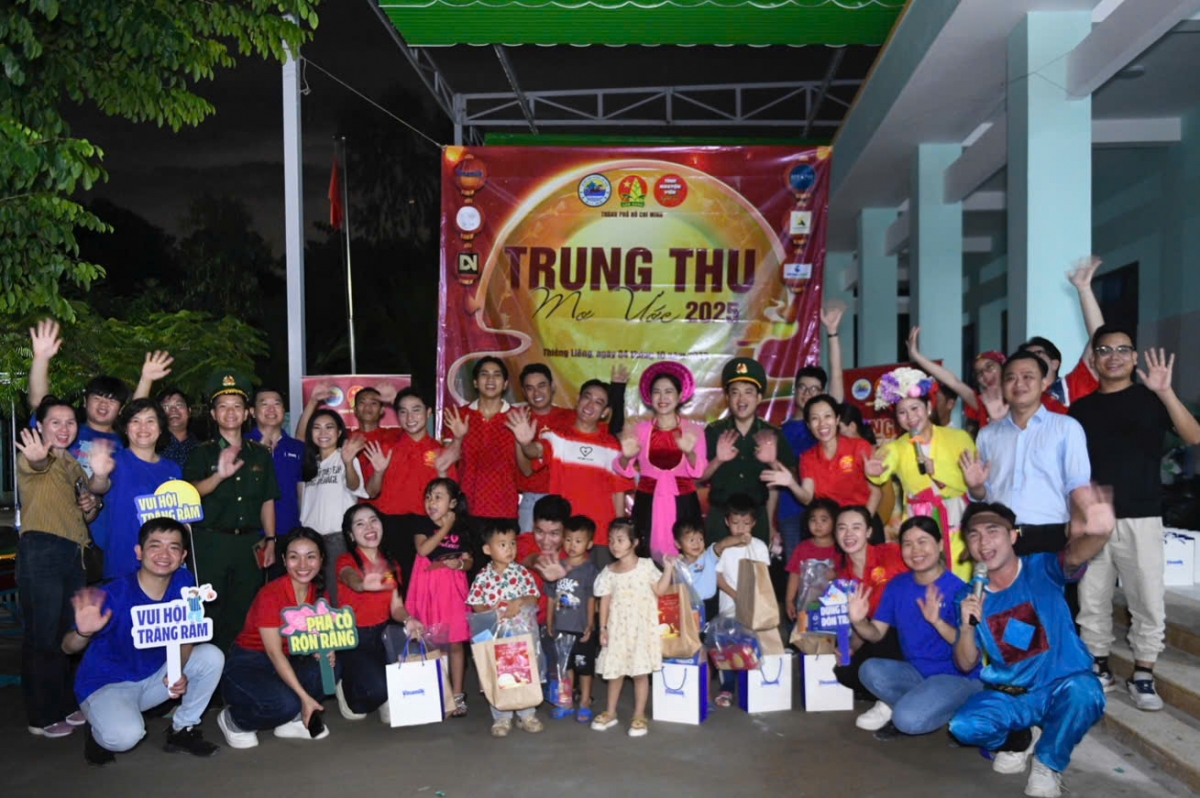 Hành trình yêu thương tiếp tục lan tỏa khi Vinamilk cùng các nghệ sĩ, tình nguyện viên mang hàng chục ngàn sản phẩm dinh dưỡng đến với thiếu nhi đảo Thiềng Liềng (thành phố Hồ Chí Minh) trong chương trình “Trung thu mơ ước”.