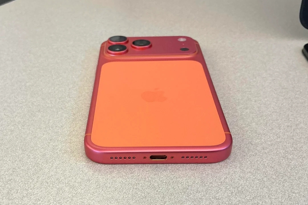 Một số hình ảnh các góc khác của mẫu iPhone 17 Pro Max bị đổi màu.