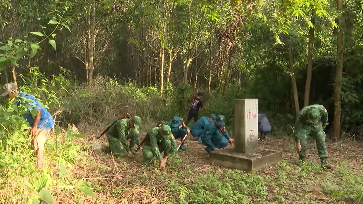 Người dân và lực lượng bảo vệ cột mốc biên giới