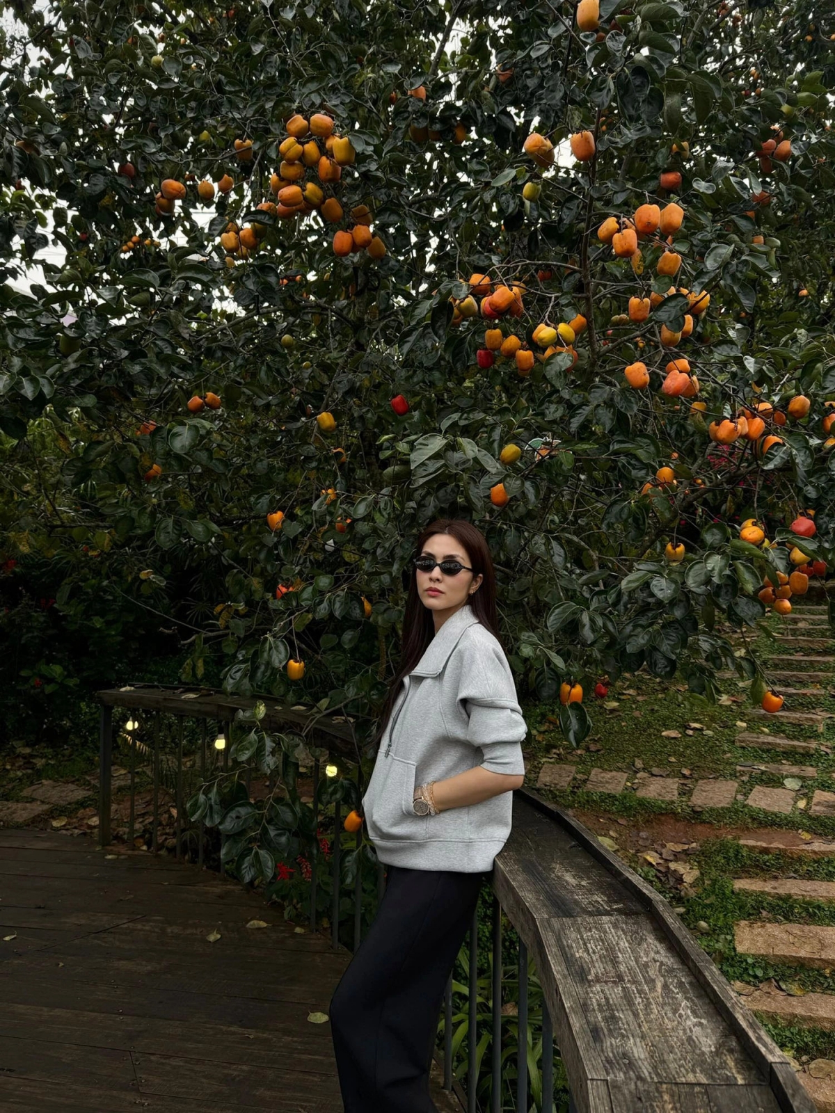 Diễn viên Tăng Thanh Hà tận hưởng mùa hồng tại Đà Lạt.