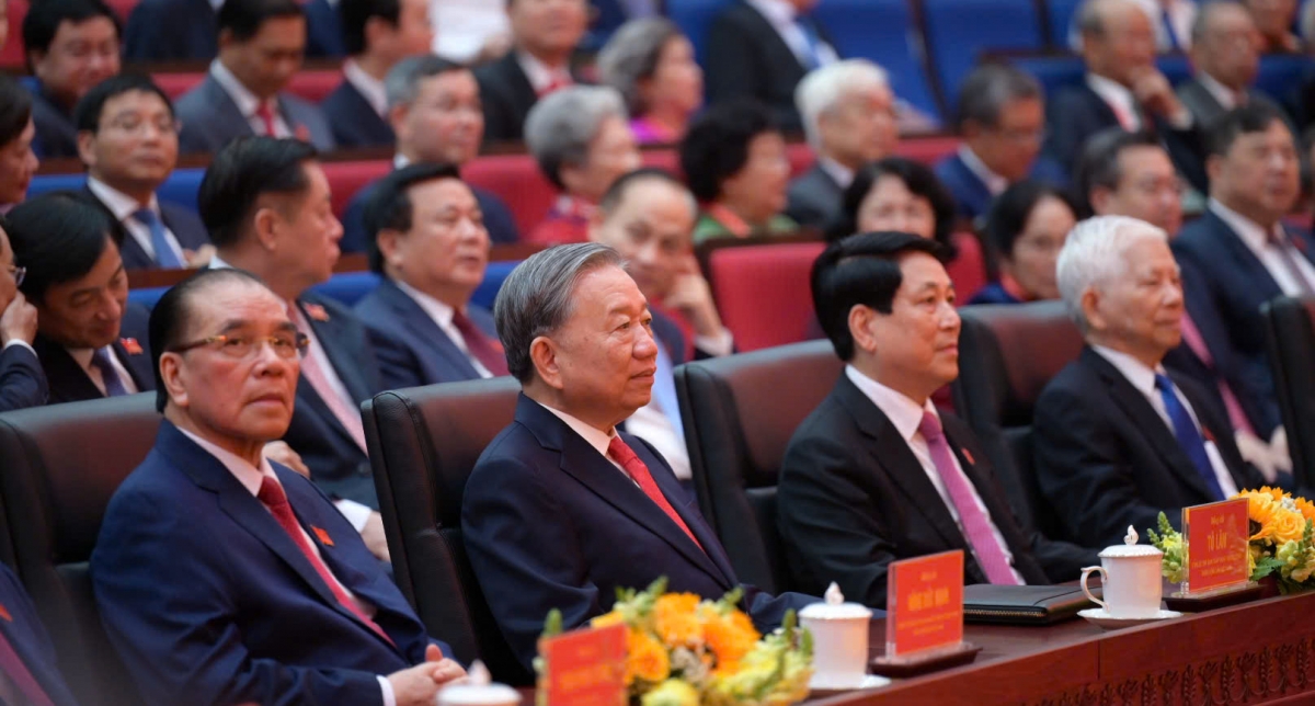 Cùng dự có nguyên Tổng Bí thư Nông Đức Mạnh, Chủ tịch nước Lương Cường, nguyên Chủ tịch nước Nguyễn Minh Triết, Trương Tấn Sang...