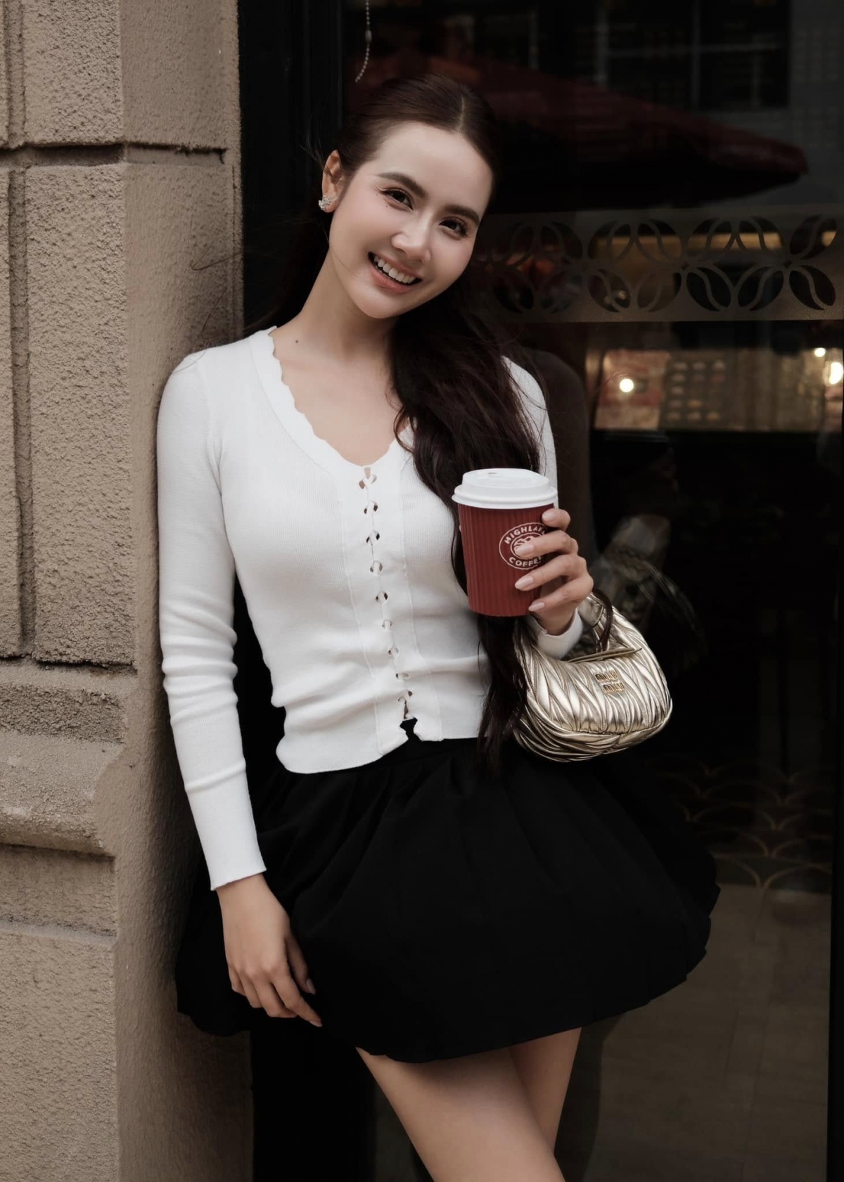 Ở tuổi 35, Huyền Lizzie vẫn duy trì thói quen luyện tập thể thao như một phần không thể thiếu trong cuộc sống. Nữ diễn viên còn được nhận xét là ngày càng trẻ trung, rạng rỡ và tràn đầy sức sống, thậm chí trẻ hơn so với tuổi thật. 