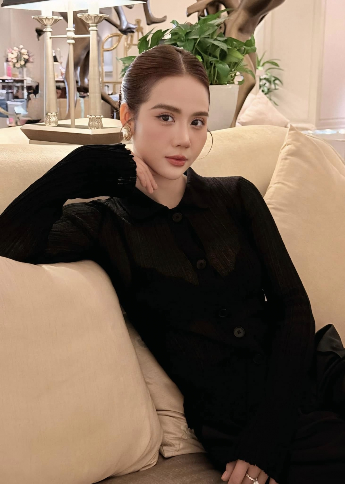 Bên cạnh đóng phim, Huyền Lizzie kinh doanh thời trang, mỹ phẩm. Năm 2019, nữ diễn viên xác nhận ly hôn và trở thành mẹ đơn thân. Cô vẫn giữ mối quan hệ vui vẻ với gia đình chồng cũ để cùng chăm sóc con trai.