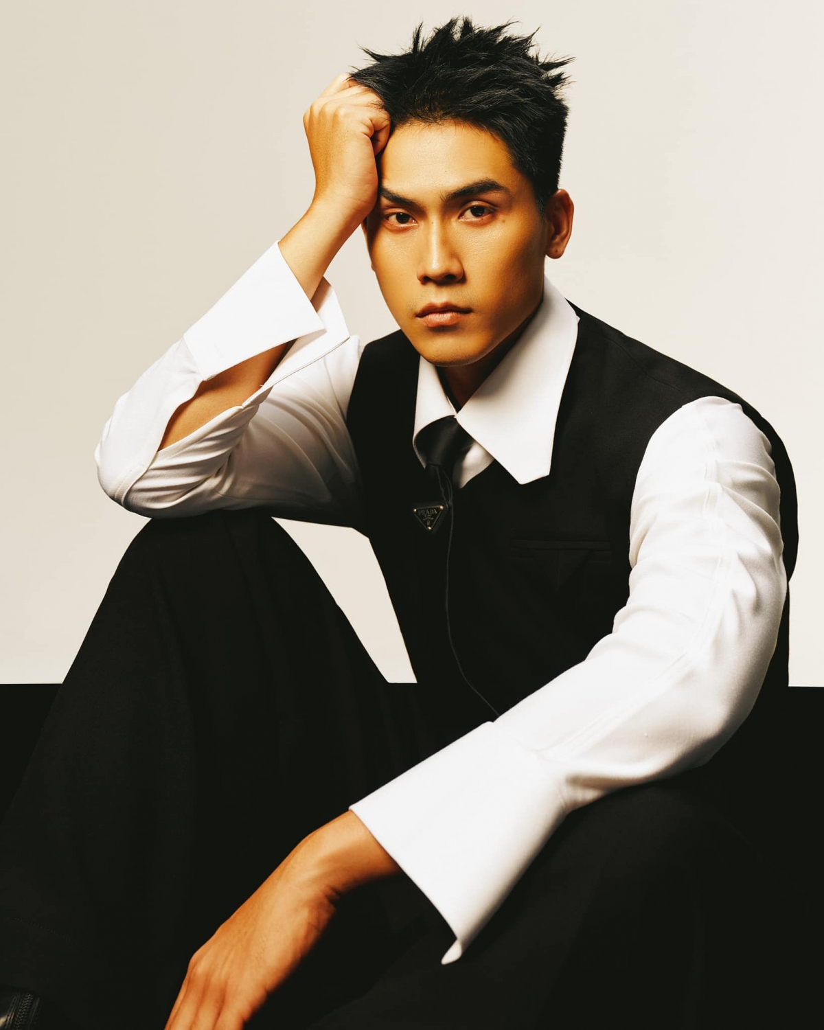 Ngoài đời thường, Võ Điền Gia Huy sở hữu vẻ ngoài điển trai với nét nam tính cuốn hút và phong cách thời trang trẻ trung, hiện đại. Ngoại hình nổi bật cùng khả năng diễn xuất ấn tượng giúp anh nhanh chóng ghi điểm trong lòng khán giả, tạo nên sức hút đặc biệt cả trên màn ảnh lẫn đời thường.