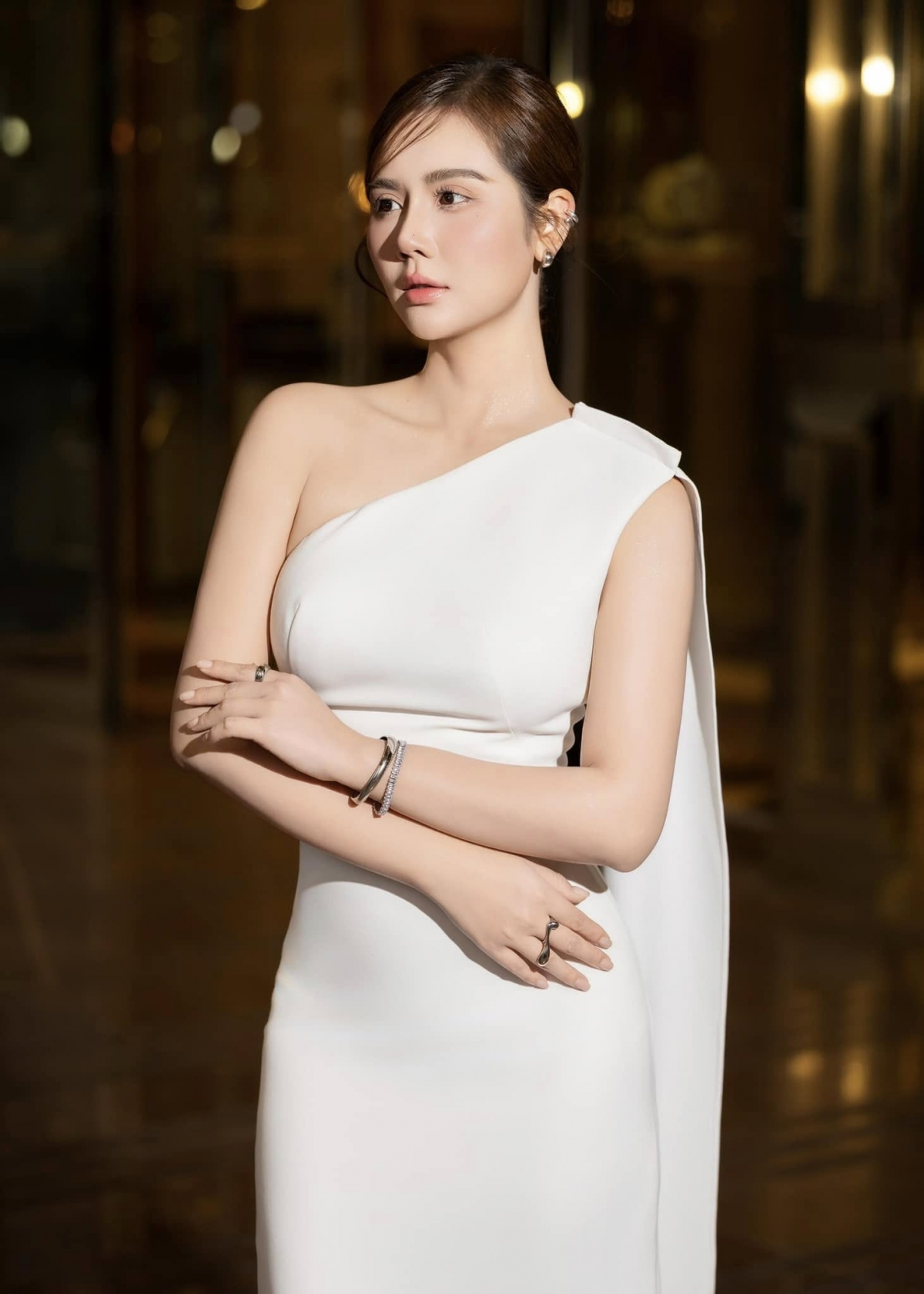 Những năm gần đây, Huyền Lizzie gây ấn tượng với sự thăng hạng cả về nhan sắc lẫn gu thời trang. Nữ diễn viên thường xuyên chia sẻ những hình ảnh cuốn hút, kết hợp giữa nét quyến rũ và năng động. 