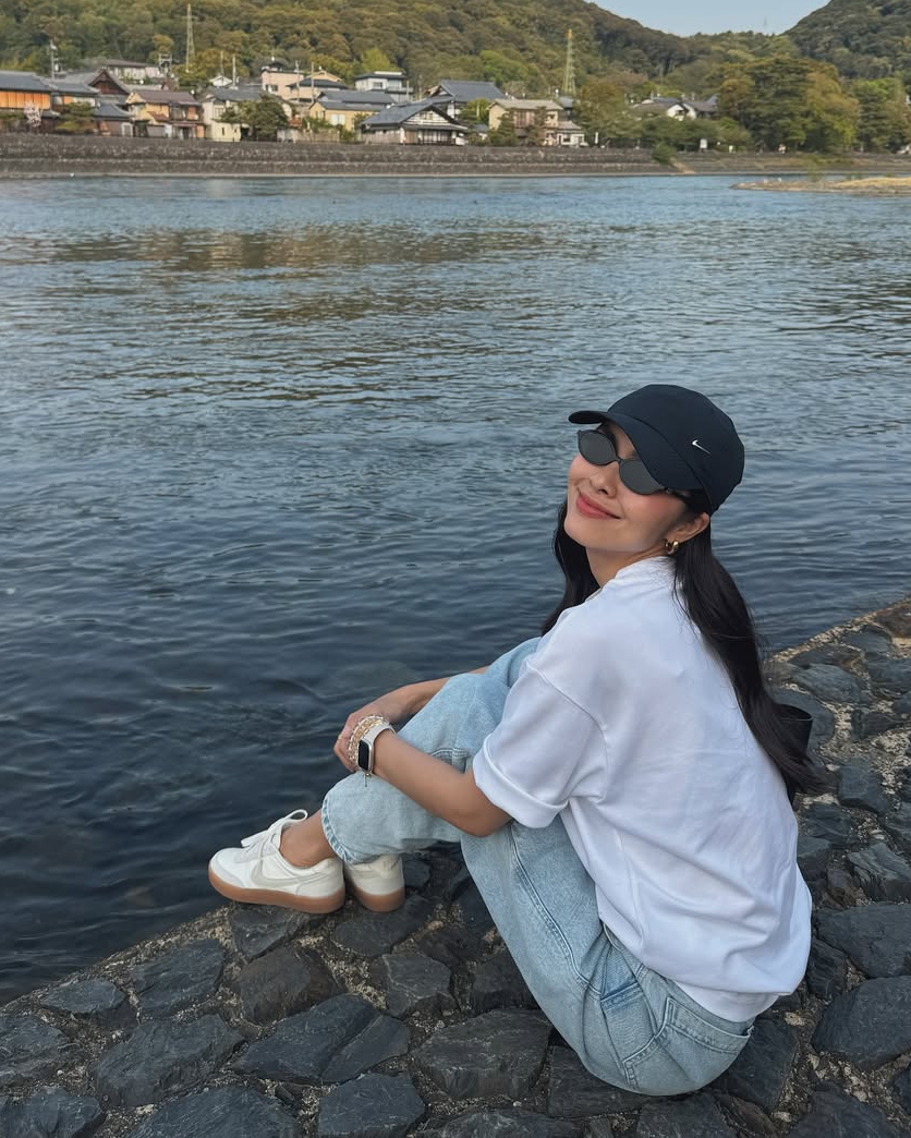 Tăng Thanh Hà, sinh năm 1986, là người mẫu, diễn viên. Với nhan sắc trong trẻo, cô được khán giả ưu ái gọi bằng danh xưng "ngọc nữ màn ảnh". Tăng Thanh Hà từng ghi dấu ấn trong lòng khán giả với vai chính trong các phim "Hương phù sa", "Bỗng dưng muốn khóc", "Đẹp từng centimet"... 