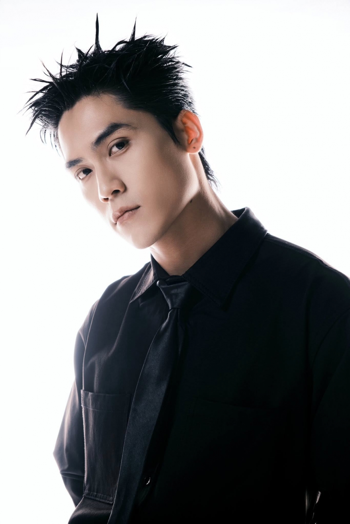 Nói về cảnh quay khó nhất trong "Tử chiến trên không", Võ Điền Gia Huy cho biết đó là phân cảnh đối đầu với Ma Ran Đô (vai cảnh vệ Sơn) khi máy bay rung lắc dữ dội. Anh phải vừa thực hiện các pha đánh nhau, vừa điều chỉnh cơ thể phù hợp với cảnh khoang máy bay đang nghiêng, đồng thời giữ cho nhịp điệu động tác và biểu cảm ăn khớp với bối cảnh.