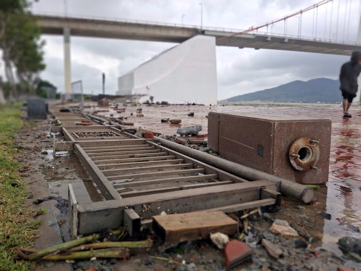 Lan can bằng sắt dọc vỉa hè đường Như Nguyệt bị sóng đánh ngã, đất đá tràn lấp