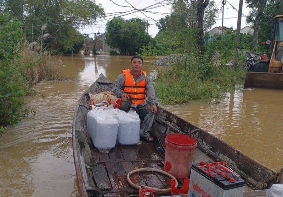 Lực lượng kỹ thuật Viettel tiếp cận các khu vực ngập sâu ở Đà Nẵng để ứng cứu thông tin