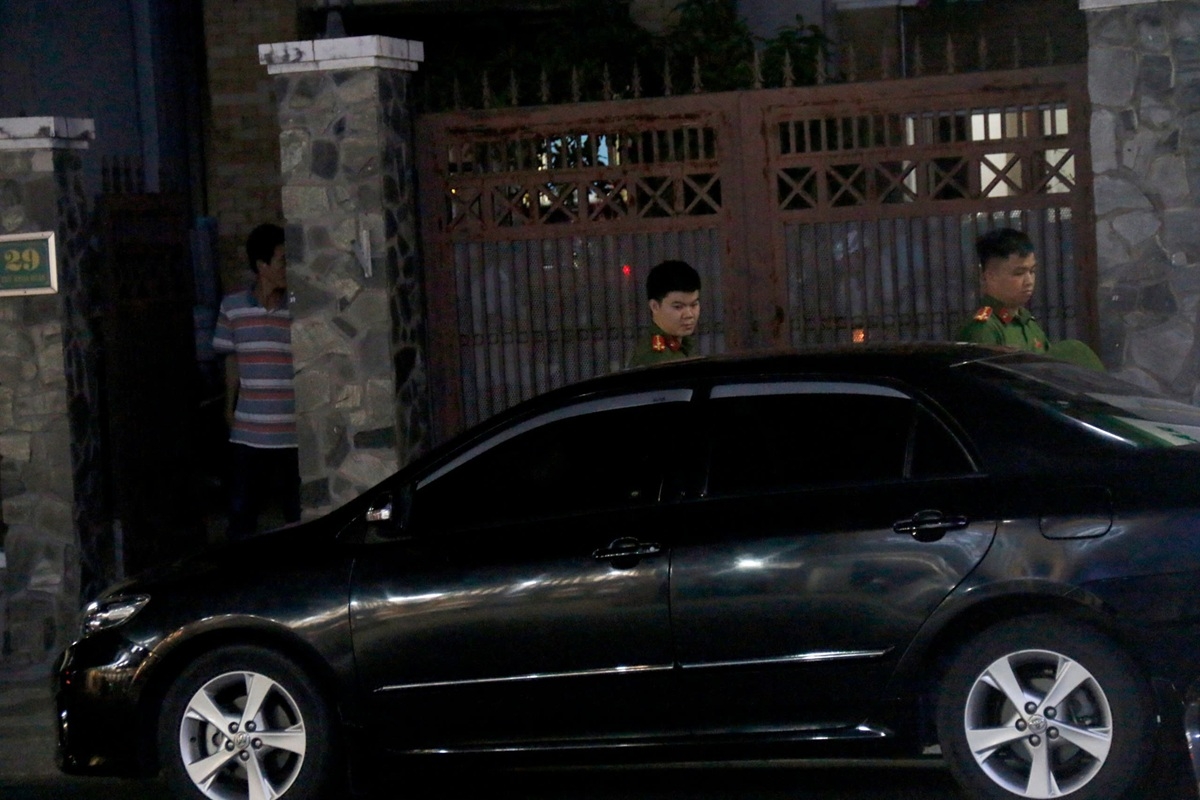 Lực lượng chức năng xuất hiện tại nhà riêng của bị can Thành. Ảnh: B.H