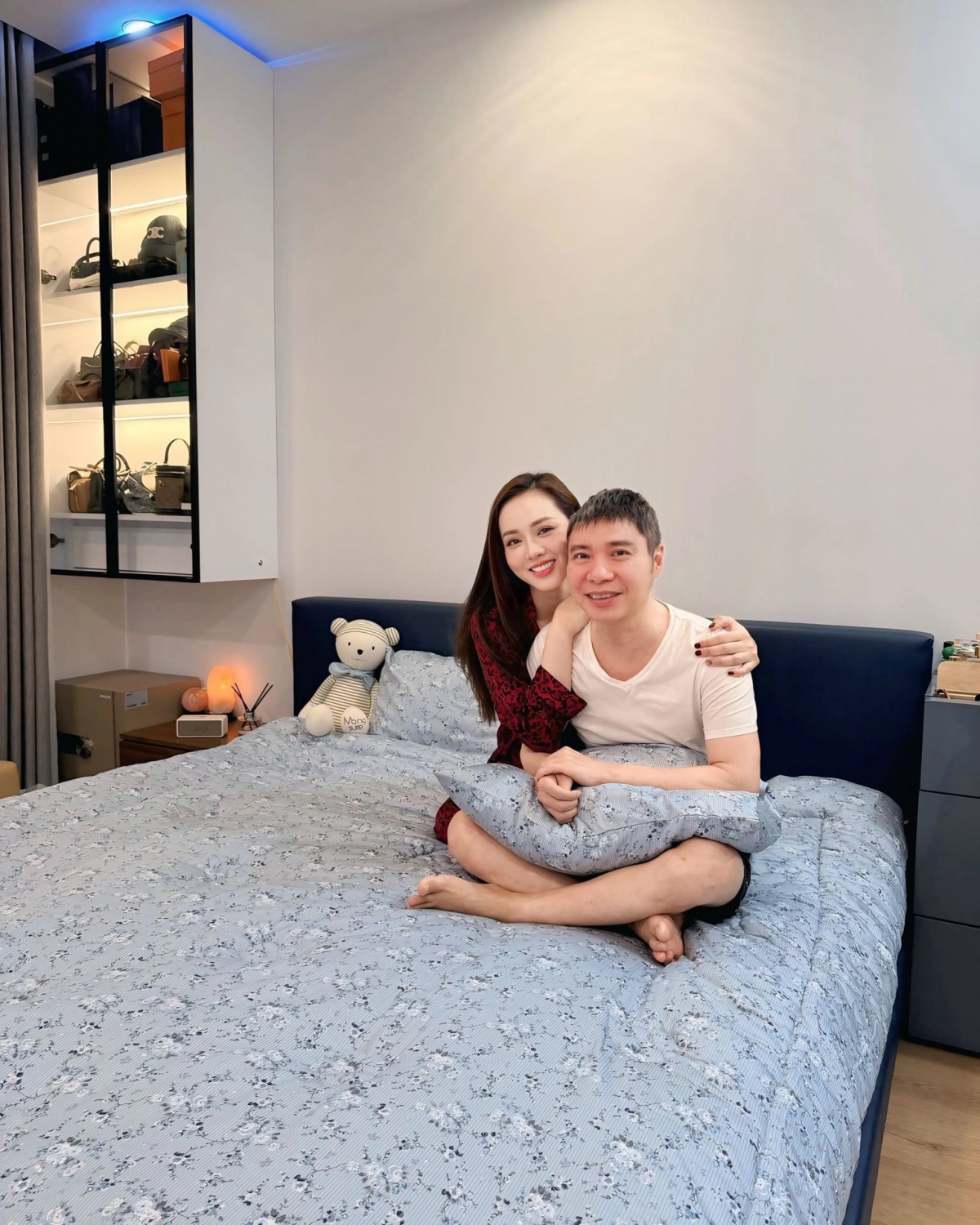 NSND Công Lý và bà xã Ngọc Hà khoe căn phòng ngủ ấm cúng, được cả hai sắp xếp gọn gàng và trang trí tối giản.