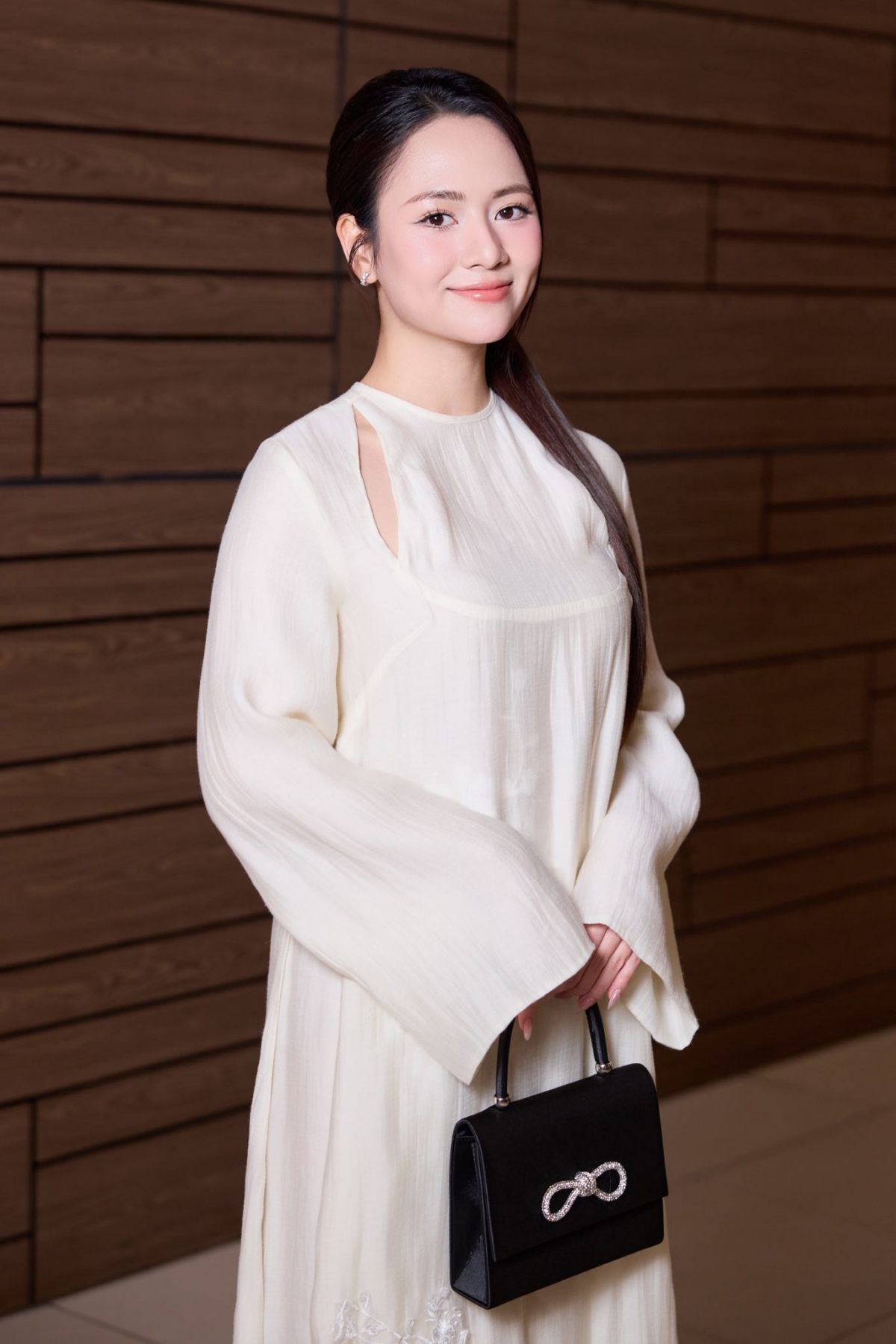 Trái ngược với những vai diễn cá tính trên màn ảnh nhỏ, ngoài đời thường, Việt Hoa có tính cách và gu thời trang nhẹ nhàng, thanh lịch. Cô thường xuất hiện với những bộ trang phục tối, nhưng tinh tế, ưu tiên tông màu trung tính và phom dáng nữ tính.