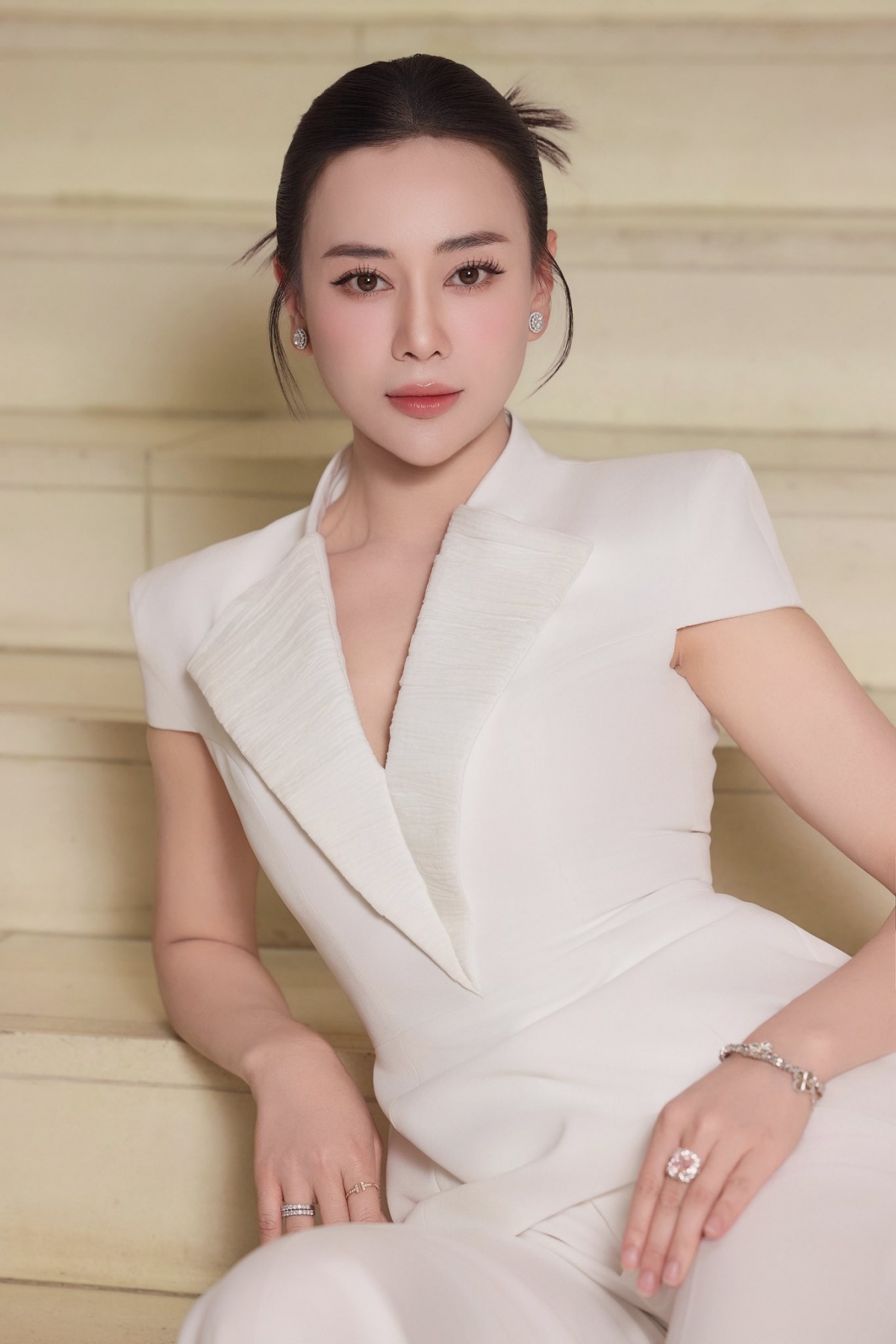 Gia đình Phương Oanh ủng hộ 200 triệu tới đồng bào chịu ảnh hưởng bởi bão Bualoi.