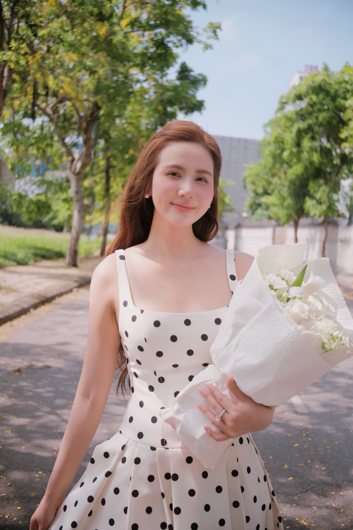 Huyền Lizzie (tên thật Phan Minh Huyền) là gương mặt quen thuộc với khán giả trong nhiều bộ phim truyền hình như "Bộ tứ 10A8", "Bí mật của Eva", "Ba đám cưới, một đời chồng", "Chạy trốn thanh xuân", "Hồ sơ cá sấu", "Tình yêu và tham vọng", "Thương ngày nắng về"... Cô sinh năm 1990 ở Hà Nội, từng vào top 5 cuộc thi Miss Teen 2009. 