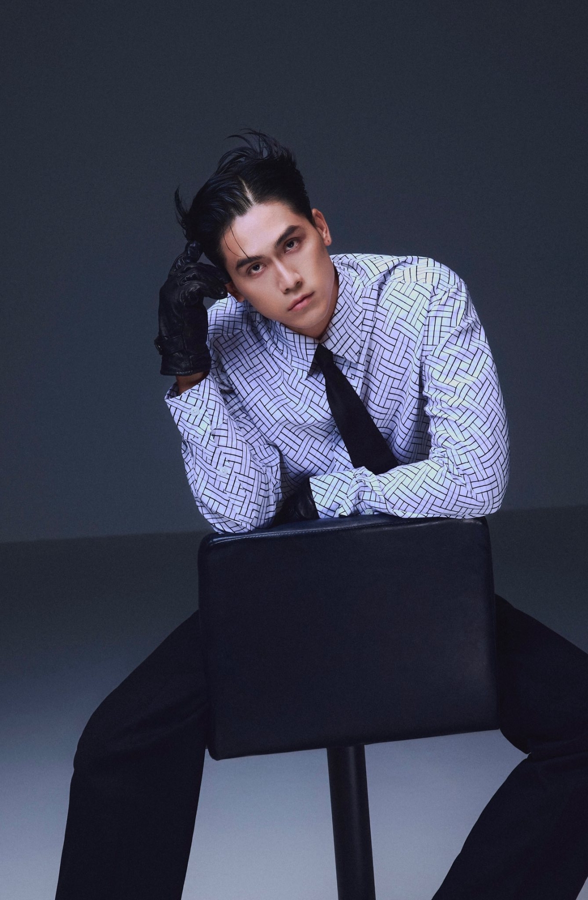 Nam diễn viên điển trai chia sẻ khi đóng những cảnh hành động trong "Tử chiến trên không", anh hoàn toàn tự đảm nhận và không có diễn viên đóng thế. Võ Điền Gia Huy đùa vui rằng anh trở thành diễn viên lập kỷ lục diễn viên bị chấn thương nhiều nhất đoàn phim "Tử chiến trên không".