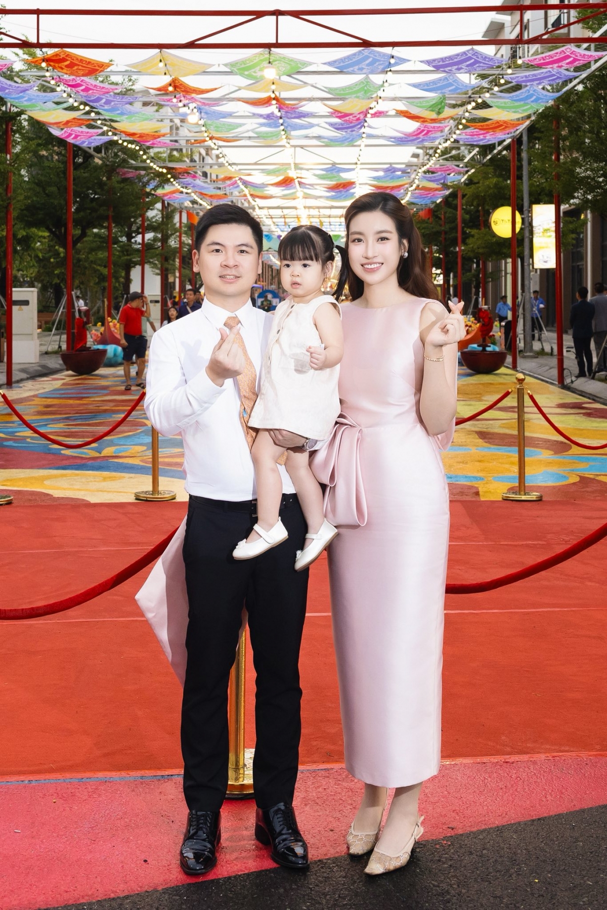 Gia đình hạnh phúc của Hoa hậu Đỗ Mỹ Linh (Ảnh: FBNV)